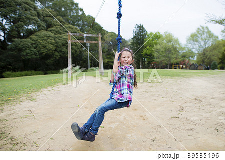 ターザンロープで遊ぶ女の子 39535496