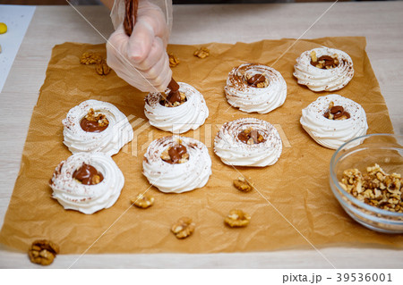 Mini Pavlova meringue nest, easter sweets, cooking Mini Pavlova meringue nest, easter sweets, cooking 39536001
