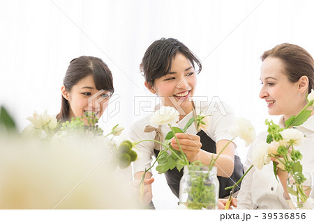 女性のライフスタイル　フラワーアレンジメント 39536856
