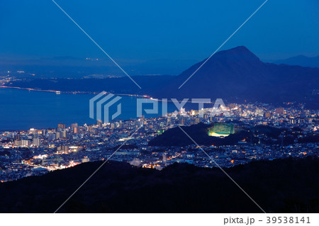 十文字原展望台からの別府の町並みと高崎山 夜景 十文字原展望台からの別府の町並みと高崎山 夜景 39538141