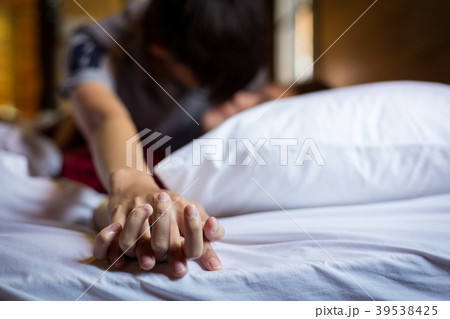 Hand sign orgasm of woman on white bed in hotel Hand sign orgasm of woman on white bed in hotel 39538425