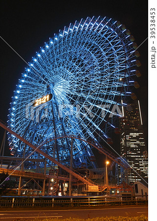 夜の横浜みなとみらい地区 コスモロック21 の写真素材