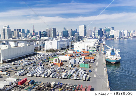 コンテナの並ぶ港 コンテナの並ぶ港 39539050