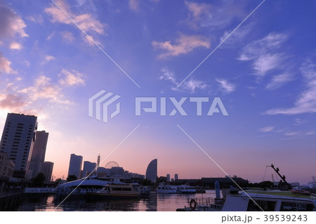 みなとみらいの海岸の夕景 みなとみらいの海岸の夕景 39539243