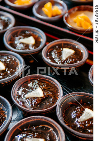 Fresh Okinawa Mozuku seaweed in vinegar with lemon 39539616