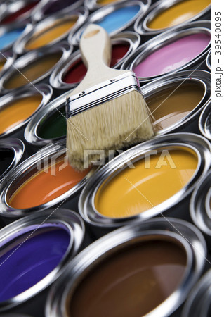 Tin metal cans with color paint and paintbrush 39540095