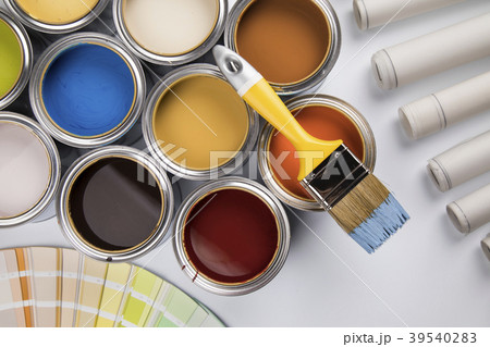 Tin cans with paint and brushes 39540283