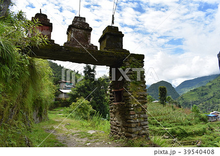 ネパール　アンナプルナ　山村　門　横 39540408