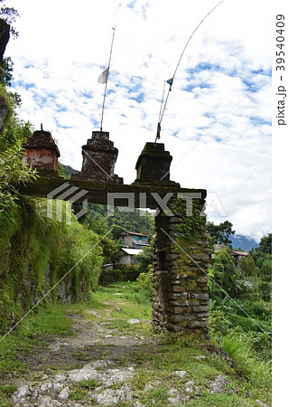 ネパール　アンナプルナ　山村　門　縦 39540409
