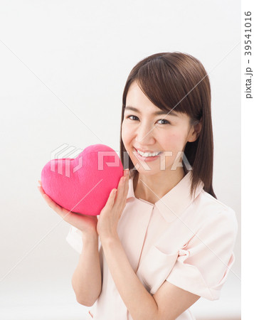 ピンクのハートを持った女性看護師 ピンクのハートを持った女性看護師 39541016