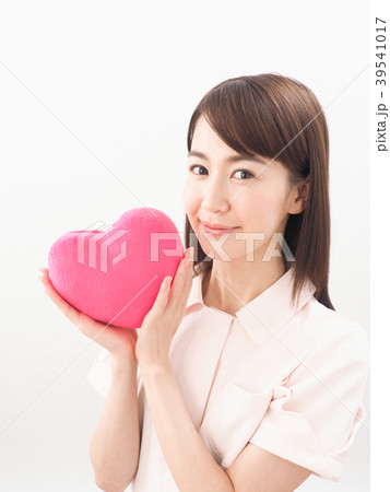 ピンクのハートを持った女性看護師 ピンクのハートを持った女性看護師 39541017