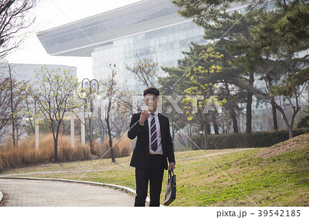 ビジネスマン 韓国人 携帯電話 39542185