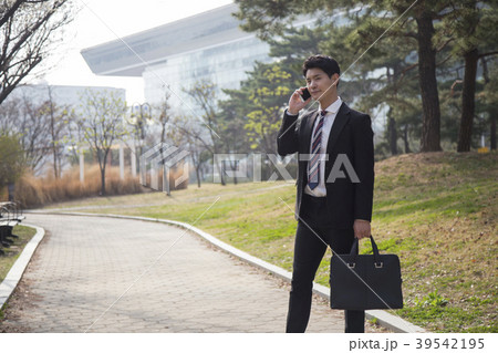 ビジネスマン 携帯電話 男性 39542195