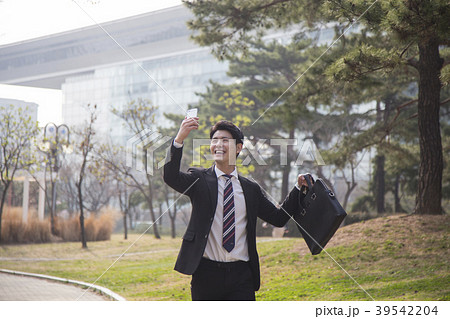 ビジネスマン 韓国人 携帯電話 39542204