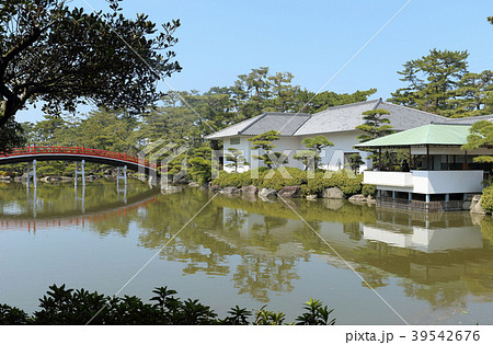 香川県丸亀市「中津万象園」八景池の邀月橋と絵画館 39542676