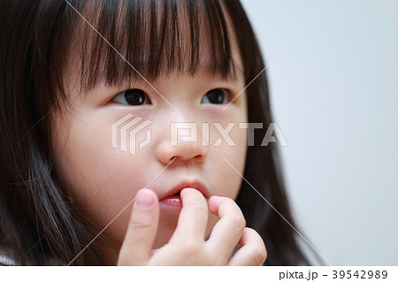 子供 顔 園児 フェイス アップ 女児 女の子 2歳 2才 コピースペース 日本人 表情 1人 の写真素材