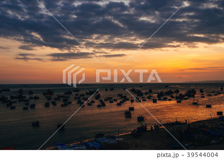 boats for fishing on the sea in Vietnam 39544004