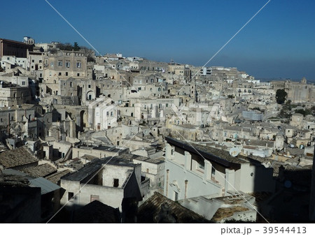 岩山をくり抜いた洞窟住宅群「サッシ」が残るマテーラの街 39544413