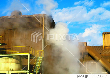 埼玉県川口市の鋳物工場の排煙の風景 埼玉県川口市の鋳物工場の排煙の風景 39544507