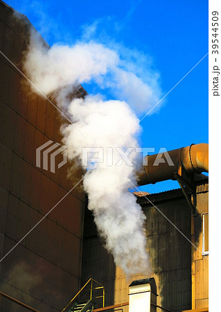 埼玉県川口市の鋳物工場の排煙の風景 埼玉県川口市の鋳物工場の排煙の風景 39544509