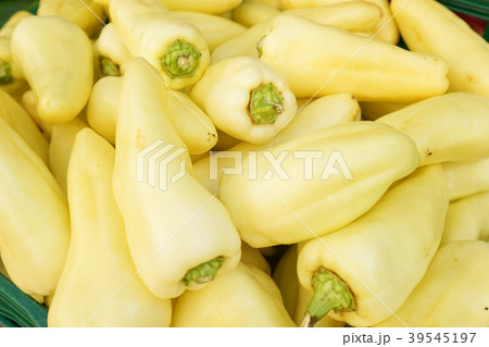 市場に並ぶフルーツ 39545197