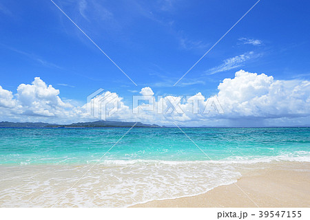 美しい沖縄のビーチと夏空の写真素材