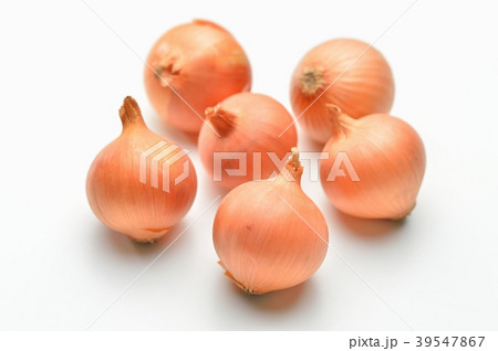 注意）背景の白に小キズ小ゴミが残ります。ペコロス（プチオニオン）、小型の玉ねぎ、野菜です。 39547867