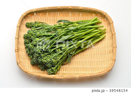 注意）背景の白に、小ゴミ小キズが残ります。スティックセニョール（茎ブロッコリー）、野菜。 39548154