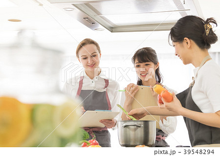 女性のライフスタイル　お料理教室 39548294