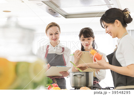 女性のライフスタイル　お料理教室 39548295