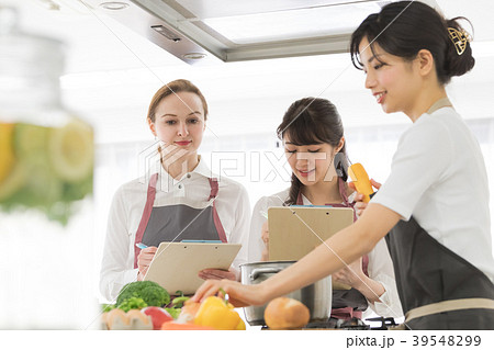女性のライフスタイル　お料理教室 39548299
