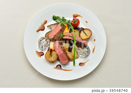 注意)背景布は帆布で小黒点は模様です。黒毛和牛のビーフステーキ、焼き野菜添え。創作料理、イタリアン。 注意)背景布は帆布で小黒点は模様です。黒毛和牛のビーフステーキ、焼き野菜添え。創作料理、イタリアン。 39548740