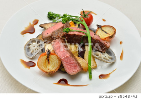 注意）背景布は帆布で小黒点は模様です。黒毛和牛のビーフステーキ、焼き野菜添え。創作料理、イタリアン。 39548743