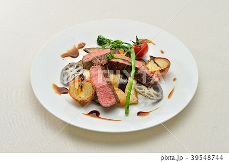 注意）背景布は帆布で小黒点は模様です。黒毛和牛のビーフステーキ、焼き野菜添え。創作料理、イタリアン。 39548744