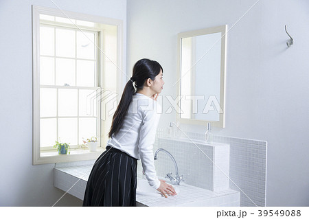 洗面室の女性 洗面室の女性 39549088
