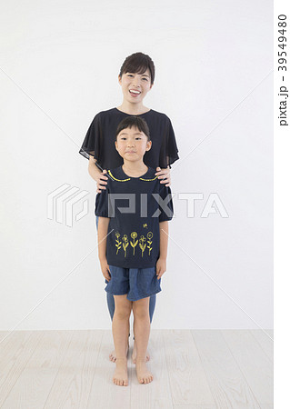 親子 ファッション リンクコーデの写真素材