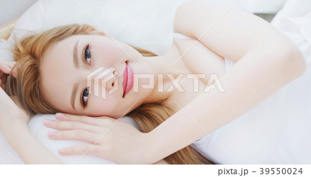 woman wake up 39550024