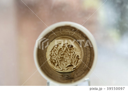 There is a paper cup. There is a paper cup. 39550097