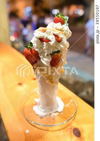 カロリーが高そうな大盛りパフェ 39550197