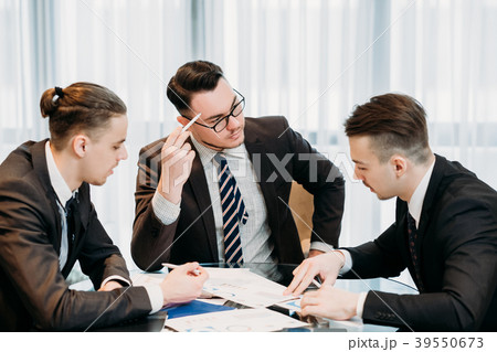 manager meeting business men information analysis 39550673