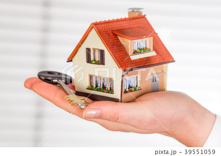 House in human hands 39551059