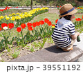チューリップと子ども 39551192