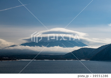 富士山と二重の笠雲・本栖湖(山梨県) 富士山と二重の笠雲・本栖湖(山梨県) 39551286