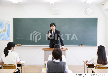 学校　教室　生徒　授業　勉強 39552657