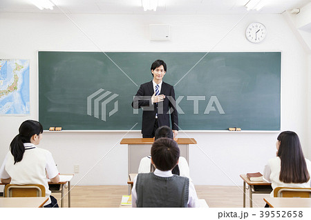 学校　教室　生徒　授業　勉強 39552658