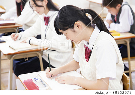 学校　教室　生徒　授業　勉強 39552675