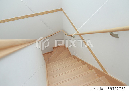階段 (一軒家 一戸建て ハウス マイホーム 新築 住居 住宅 ライフスタイル 1F 2F 屋内) 階段 (一軒家 一戸建て ハウス マイホーム 新築 住居 住宅 ライフスタイル 1F 2F 屋内) 39552722