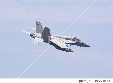 青空を背景に旋回飛行する米海軍の空母艦載機F/A-18Eスーパーホーネット戦闘攻撃機 39554073