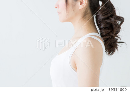 女性の横顔の写真素材