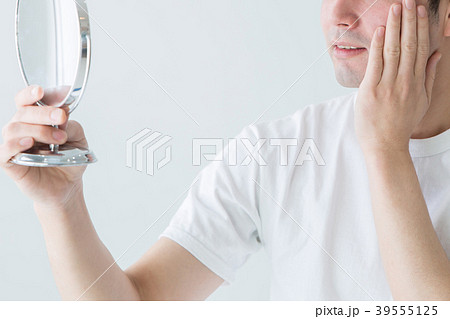 鏡を見る男性 鏡を見る男性 39555125